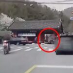【映像】韓国で70代ババアの運転する車が公園の門に突入　　門の崩れ方がかなり豪快