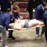 大相撲で、力士が頭から落下　「首から下がしびれて動かず」　救急車で病院へ