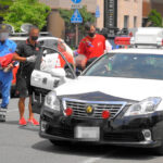 岩手県警、コカ・コーラ社関係者から五輪特製ｸﾞｯｽﾞを受け取りﾊﾟﾄｶｰの運転席に乗せる！朝日新聞がｽｸｰﾌﾟ