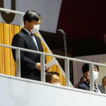 菅、小池　天皇陛下が開会宣言しているのに呑気に座ったままwww  [668024367]