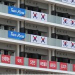 選手村に新たな韓国の垂れ幕　関係者「有観客だったら試合放棄もありえる」  [781534374]