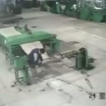 【最新】工場で女性作業員が機械に巻き込まれ…  [518031904]
