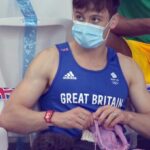 イギリスのダイビング金メダリスト　競技場のスタンドで編み物をする姿が激写される  [916176742]