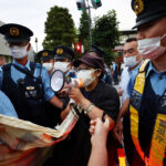 閉会式のタイミングに合わせてパヨク１００人以上が五輪廃止を求めて抗議デモ  [156193805]