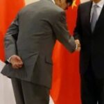 【画像あり】　自民党・河野太郎議員の握手の仕方が変だと話題にｗｗｗ  [307982957]