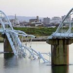 【画像】途上国の日本、水を送る橋が崩落www　復帰の目処立たず住民はタンク持参で行列…  [668024367]