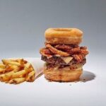 肉をドーナツではさんだ最強バーガー誕生！これ絶対ウマいやろ  [143211586]