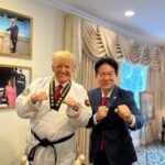ドナルド・トランプ氏、テコンドー愛の深さを見込まれ、韓国から黒帯と道着を授かり満面の笑み  [828293379]