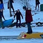 【動画有】オワタ・・・凍った河を激走し水没する、マンさんの車が激写される。カナダ  [896590257]