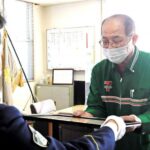 64歳コンビニ店長、電子マネー5万円購入女性をダッシュダッシュダンダンダンで追いかけ被害防ぐ  [866556825]