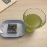 【画像】おやつに きんつば と緑茶食ってる。甘い和菓子と緑茶が合うね。  [895850443]