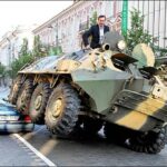 ウクライナで装甲車が車を踏み潰す  [828293379]