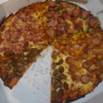 ドミノピザL1500円 ピザーラL4000円 なんでこんなに値段違うの？言うほど味変わらんだろ  [144189134]