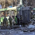 【動画】ウクライナ　バスやタクシーを直撃したロシアのミサイル　監視カメラが捉える  [916176742]
