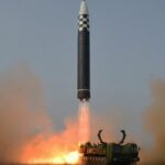 【画像】金正恩と周りの皆さん、すっごい楽しそう　北朝鮮、新型ICBM「火星17」発射成功  [228348493]