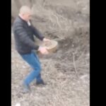 ウクライナの男性、タバコを吸いながら、地雷を除去  [415121558]
