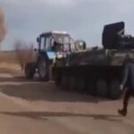 ウクライナの農民がトラクターでロシアの装甲車を盗む？投稿された動画が話題に  [415121558]
