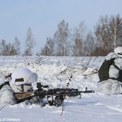 両手を上げた民間人をロシア兵が射殺、キエフ付近のドローン映像  [415121558]