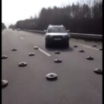 【動画】　ウクライナ　「ロシア軍が道路に地雷をばら撒きました。これが証拠の動画です」  [633829778]