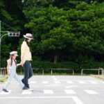 横断歩道で車に子供が挨拶するのが美しい日本←馬鹿。大人が法律守らないから子供がやらさせる  [769643272]