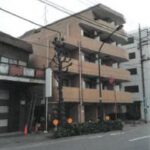 Qアノン一家、家に警察が来たので5人全員が次々とアパート7階から飛び降り自殺  [754019341]