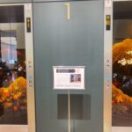 【画像】財政難の京都府さん、500万円かけて市役所のエレベーターのドアを漆塗りに改修してしまう  [271912485]