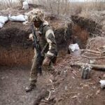 塹壕にいるロシア兵、ドローンより投下された爆弾に気付いて逃げるが･･･  [439992976]