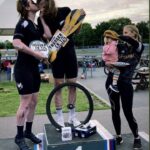 【きんもー】女子自転車レースでトランス女性（）が1位と2位を独占。表彰台でキス  [866556825]