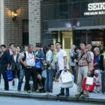 【速報】　日本への移住を希望する中国人が激増　　「人間の世界に戻った」と涙  [135350223]