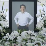 安倍「国民の月収手取り40万位か?税金搾り取るぞ!」←これが国葬される国って一体😭  [352992134]