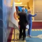 【悲報】ロシア代表、ウクライナの国旗を奪うも、すぐに殴られてしまう  [415121558]